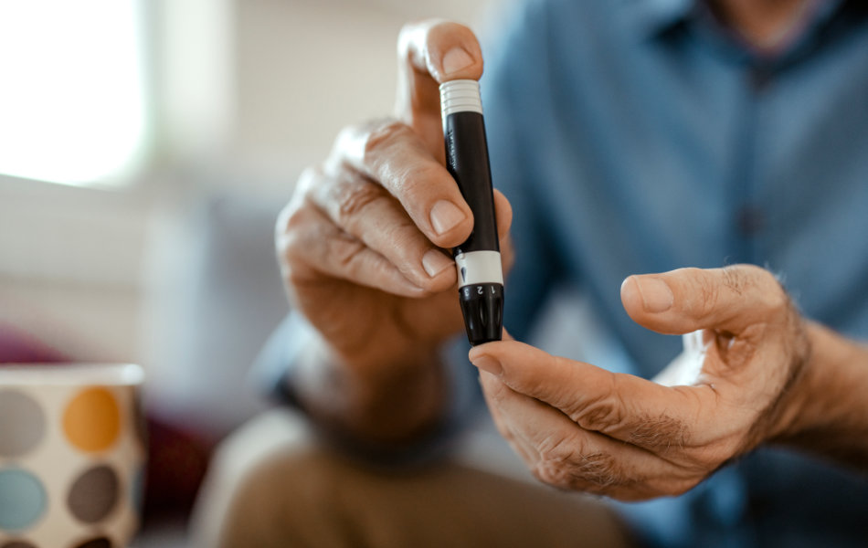Eine regelmäßige Blutzuckerkontrolle ist eine der wichtigsten Maßnahmen, um auch mit Typ 2 Diabetes im Alter gut leben zu können.