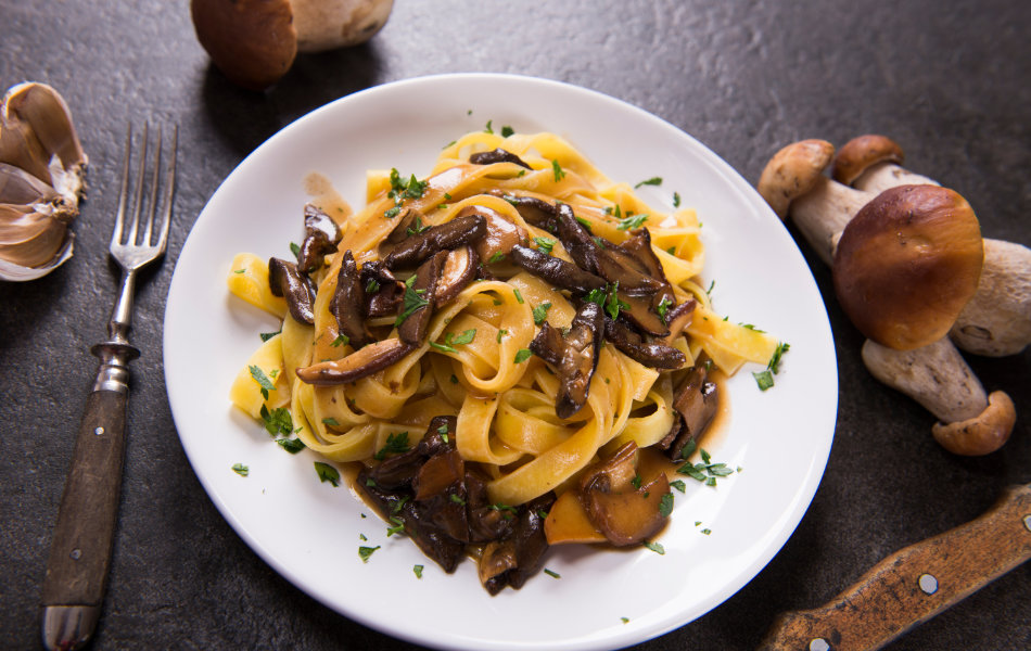 Selbstgemachte Nudeln mit Steinpilzen und Sahne-Sauce